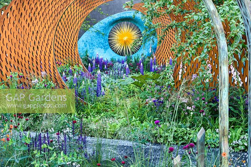 Blue and gold Aeon sculpture, The David Harber and Savills Garden, RHS Chelsea Flower Show, 2018
