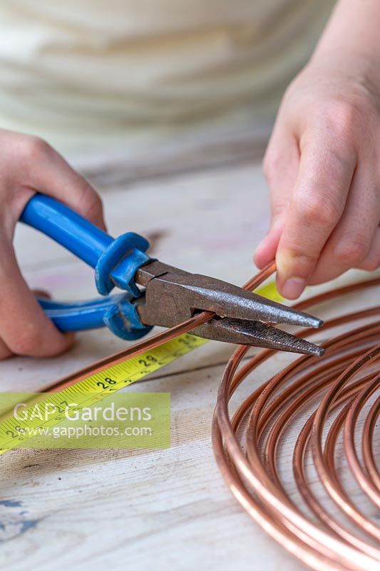 Cutting lengths of copper wire with snippers