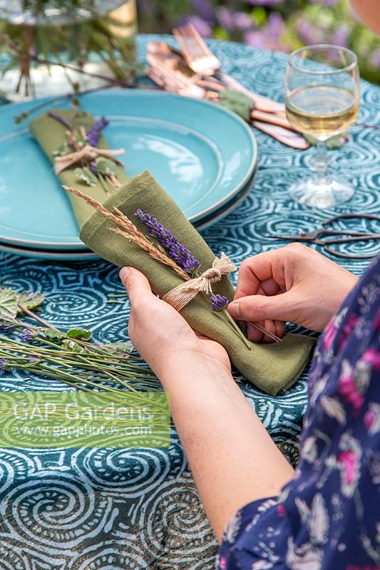 Adding seedheads to table decoration with Lavandula - Lavender