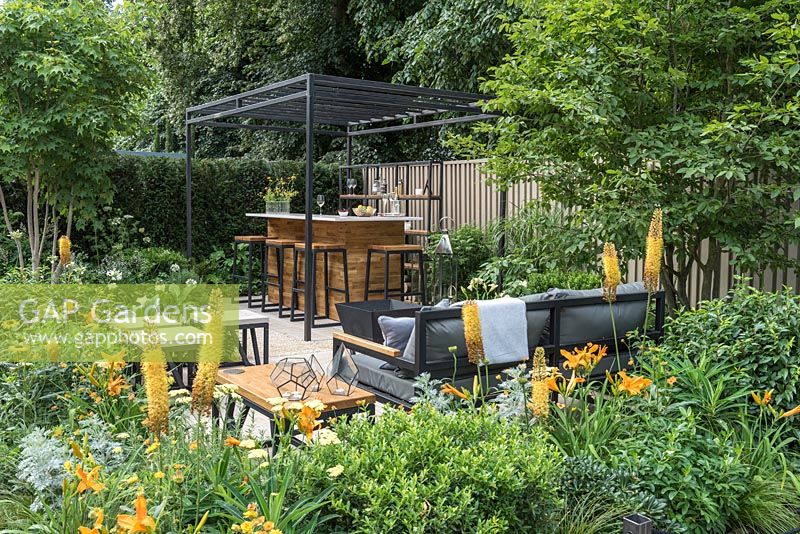 The Landform Garden Bar, Sponsored by Landform Consultants London Stone, RHS Hampton Court Flower Show, 2018.
