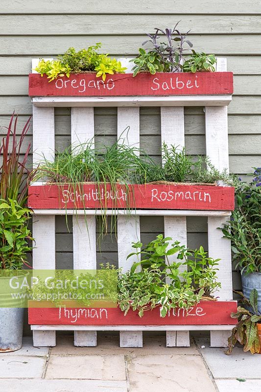 Upcycled herb pallet planter, with common names of herbs identified in German