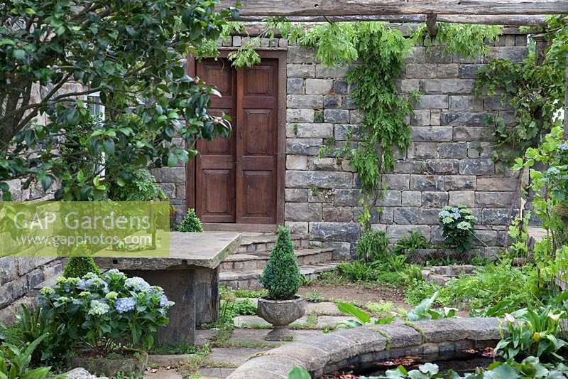 Courtyard in Turismo de Galicia: The Pazo's Secret Garden, Hampton Court Palace Flower Show, 2017