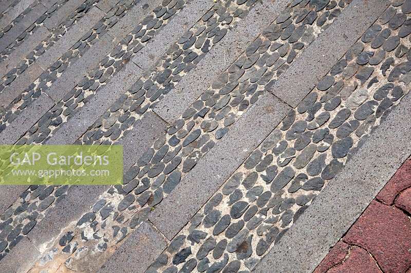 Decorative paving made with cobblestones and thick retaining edges