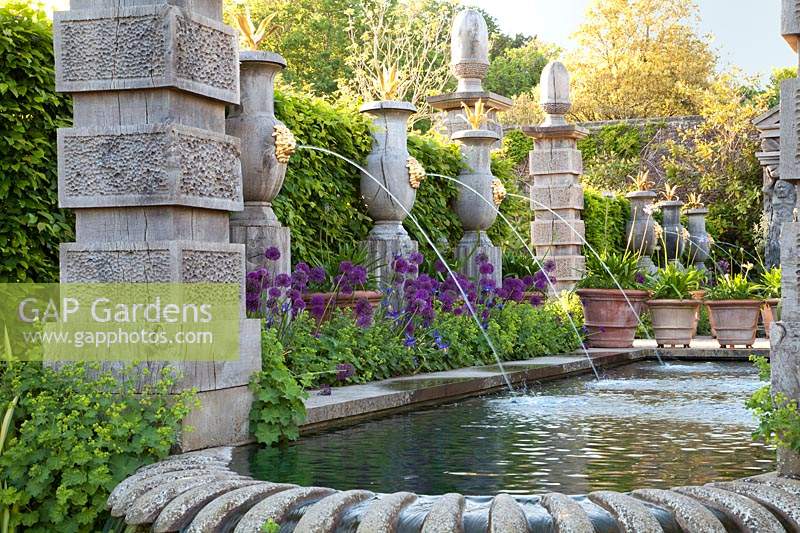 Pool and Italianate water fountains in The Collector Earl's Garden. Arundel Castle, Sussex, UK.
