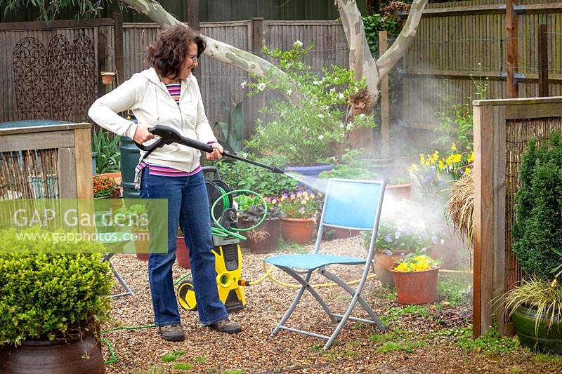Cleaning garden furniture with a pressure washer