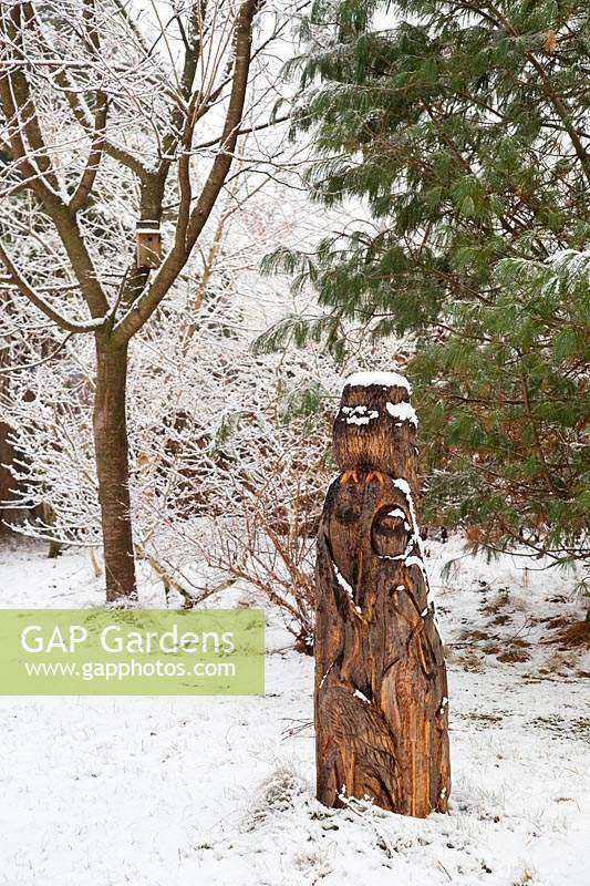 Owl sculpture by chainsaw artist Rodney Holland