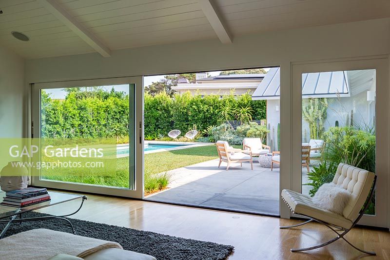 View from the sitting room out to the garden. Garden designed by Falling Waters Landscape, inc Ryan Prange, New Port Beach, California, USA.
