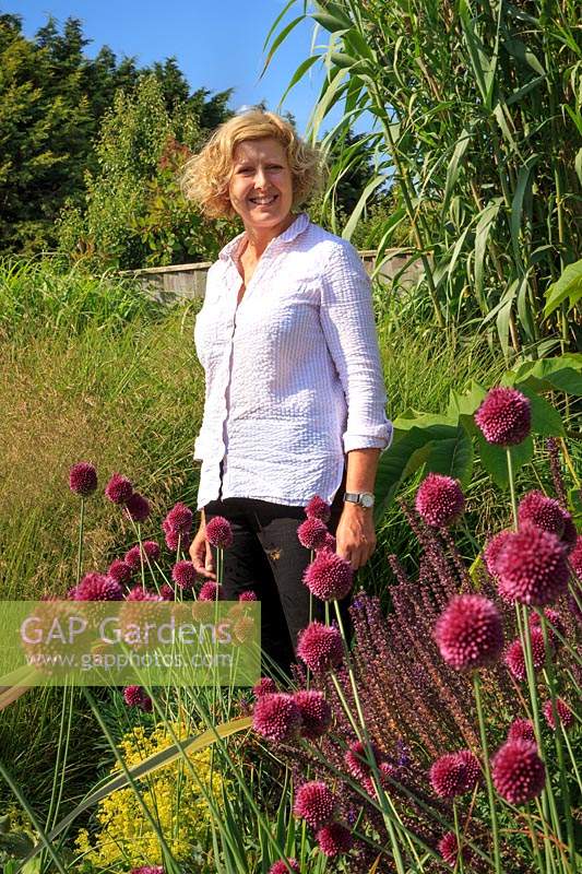 Garden designer Julianne Fernandez in her garden at Tyger Barn, Norfolk, UK. 