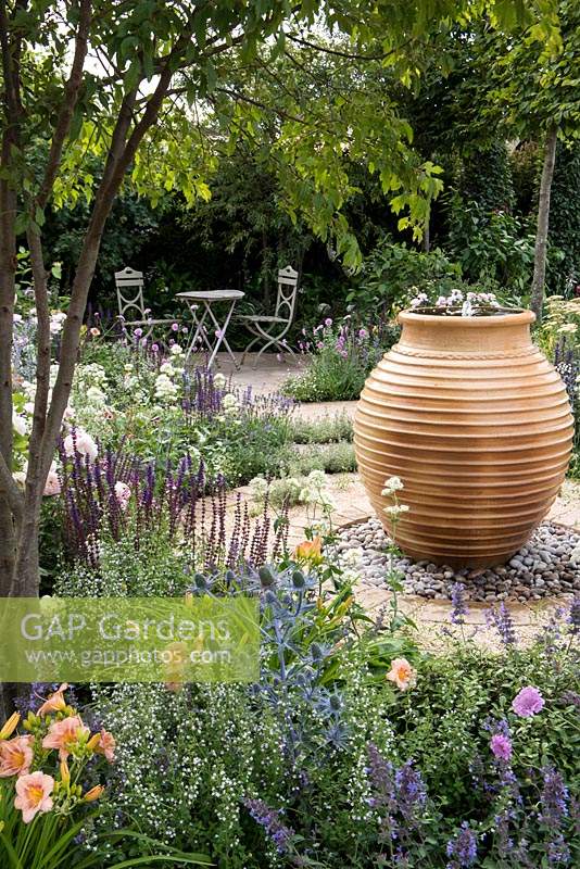 Best of Both Worlds garden, designed by Rosemary Coldstream, sponsored by BALI, RHS Hampton Court Palace Flower Show, 2018.
