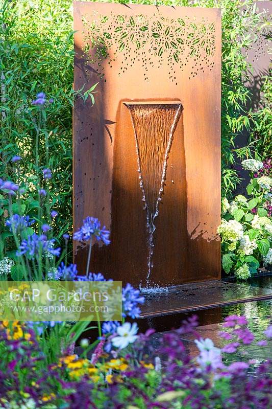 Metal screens and water feature by Stark and Greensmith in the 
'Brilliance in Bloom' garden 