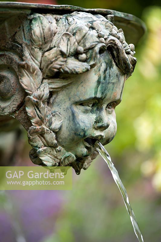 Water fountain featuring a boy head.