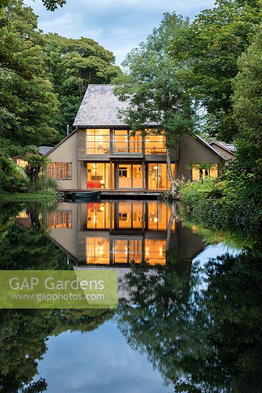 Haddon Lake House - a contemporary Japanese-influenced 'boat house' with decks over a half-acre historic lake.