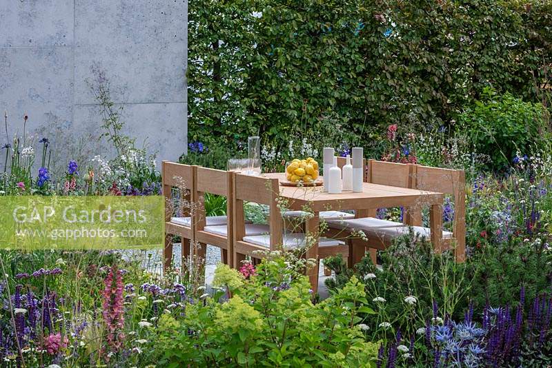 A contemporary garden for relaxing and entertaining with an al fresco dining area