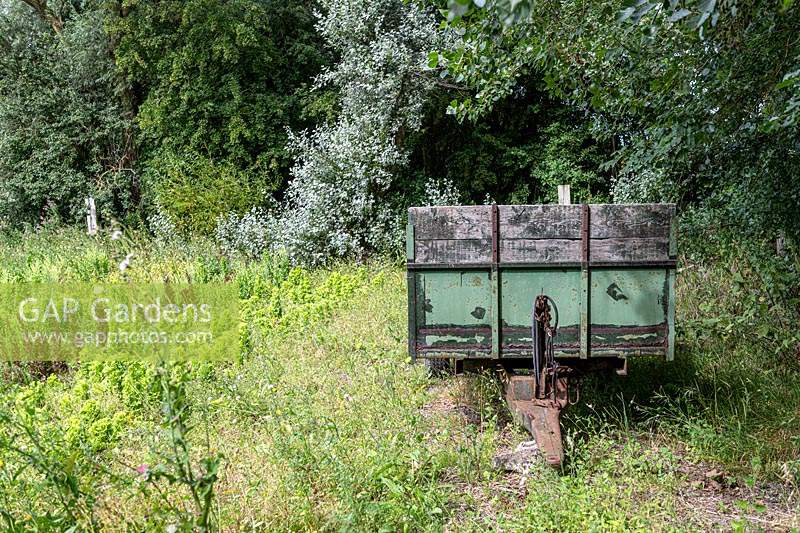 Old trailer in a garden.