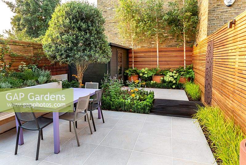 Small contemporary London garden with raised bed