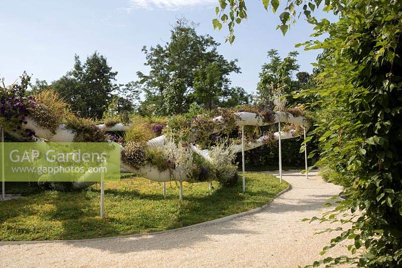 Jardin Suspendu 2.0, Hanging Gardens 2.0. Festival International des Jardins 2019, Domaine du Chaumont sur Loire, France. A modern take on the hanging gardens of Babylon.