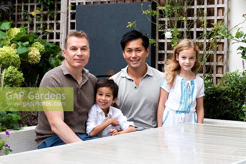 David Finlayson and Allan Malvar with their children: Leo, 6 and Ava, 7
