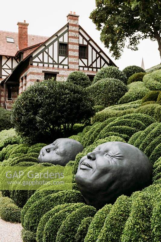Jardin Emotions with sculptures raindrops by de Samuel Salcedo. Les Jardins d Etretat, Normandy, France.