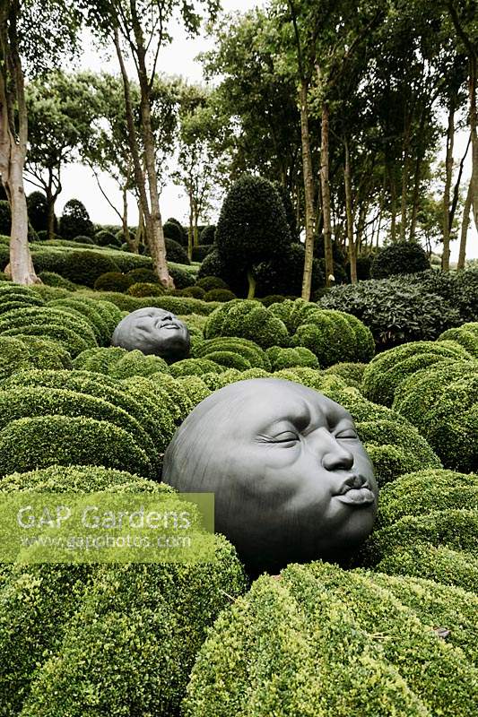 Jardin Emotions with sculptures raindrops by de Samuel Salcedo. Les Jardins d Etretat, Normandy, France