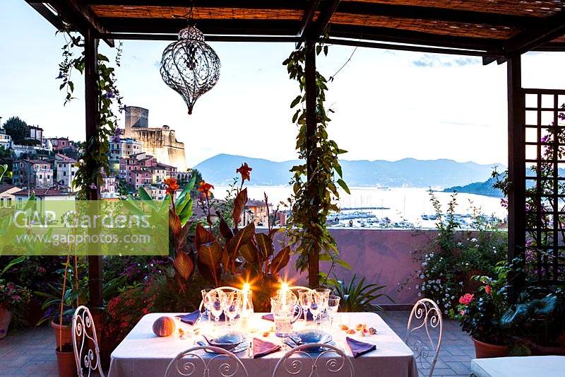Alfresco dining area on the terrace