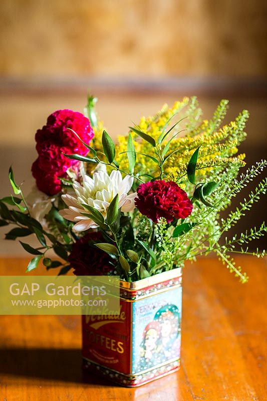 Small bouquet with Dahlia, Bordeaux Dianthus, Ruscus, Celosia cristata and solidago in small vintage tin. 