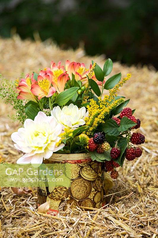 Small floral bouquet with Alstroemeria, Solidago, Dhalia, Ruscus and blackberries. 