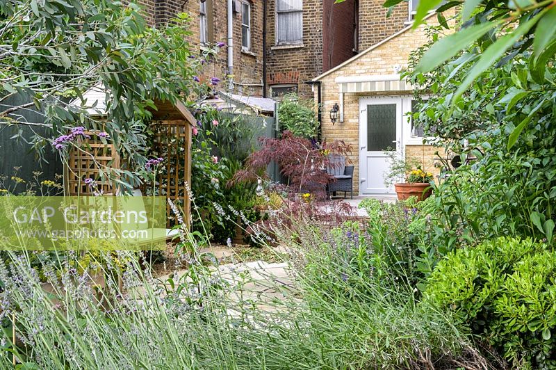 Gazebo and seat in East London Town Garden by Earth Designs.
