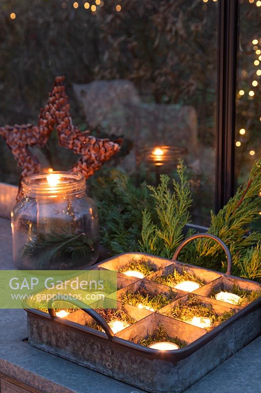 Metal tray with tealights and moss