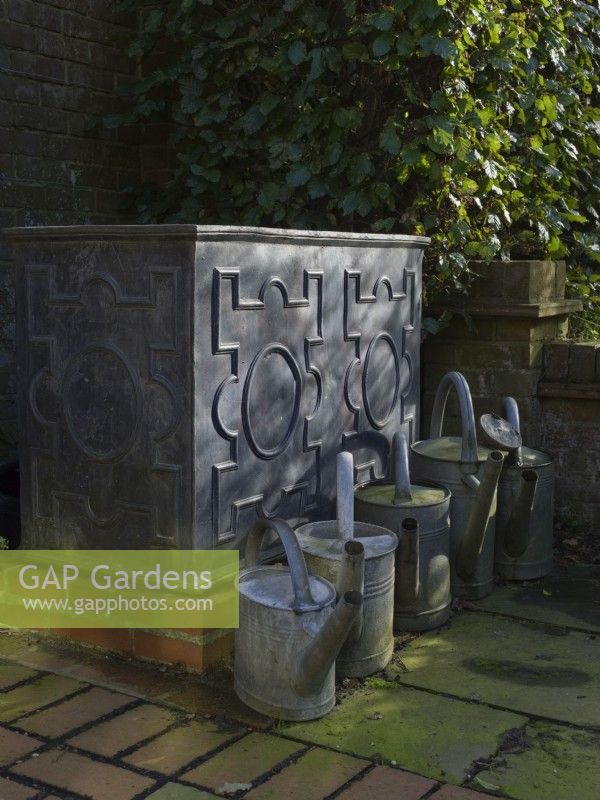 Lead water tank with watering cans