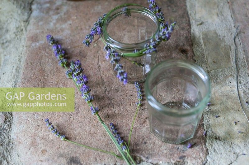 Making a tea light holder with lavender decoration - Lavender summer party story