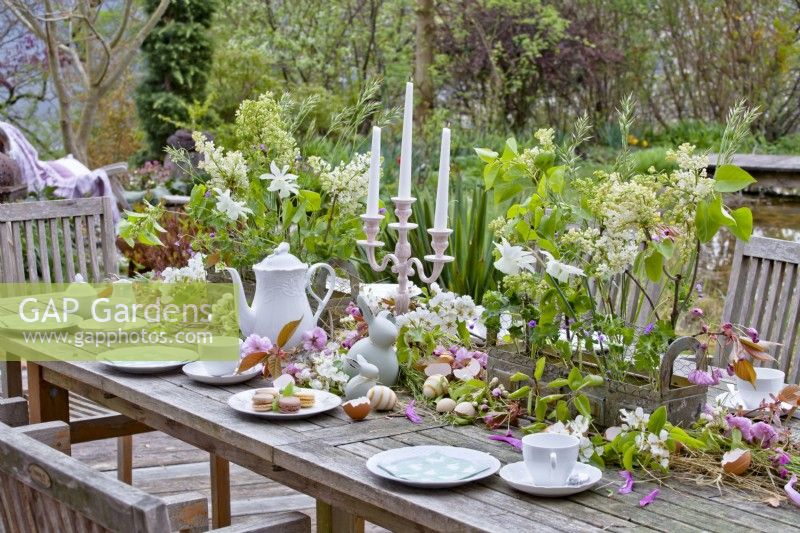 Table set wit Easter arrangement.