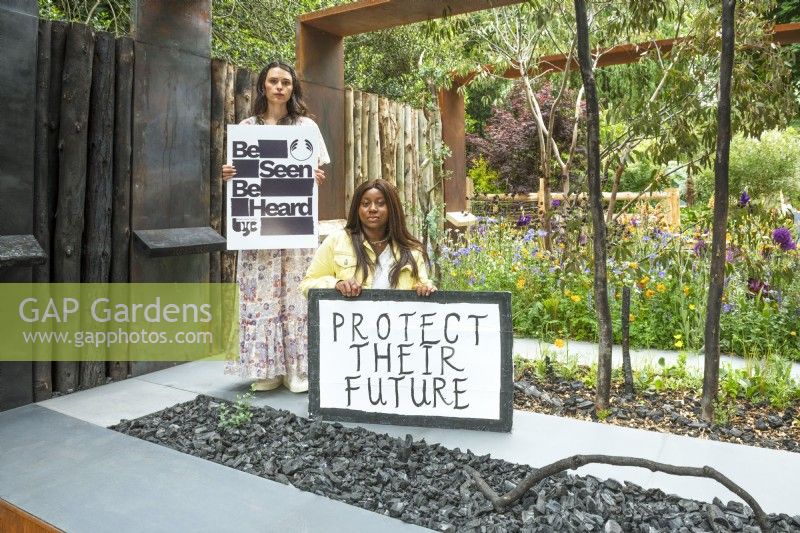 Fair fashion campaigner Venetia La Manna on left and climate justice activist Daze Aghaji on right

The Body Shop Garden

Designer: Jennifer Hirsch

RHS Chelsea Flower Show 2022 Sanctuary Gardens