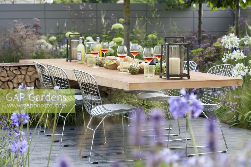 Outdoor dining area in contemporary garden.