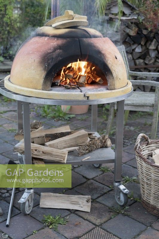 Preheating the pizza oven with wood
