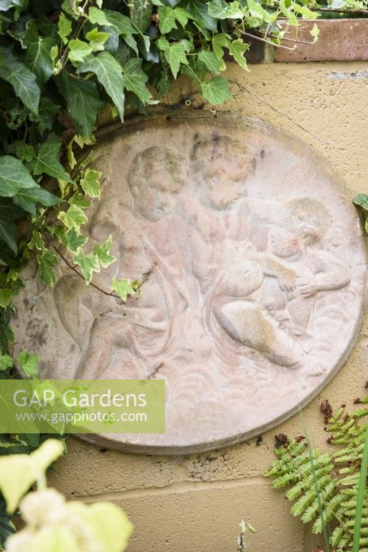 Decorative roundel with cherubs