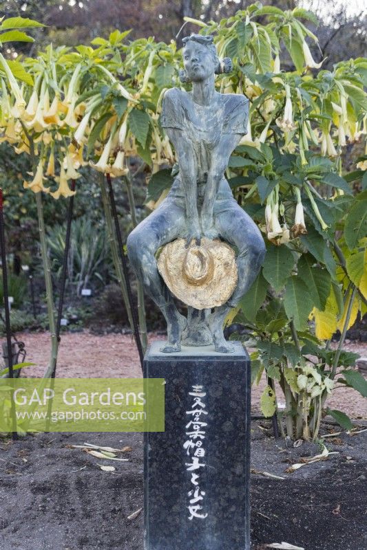 Sculpture at the Kitayama Gate entrance to the garden.