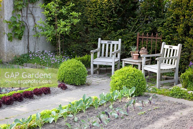 Seating in the vegetable garden 