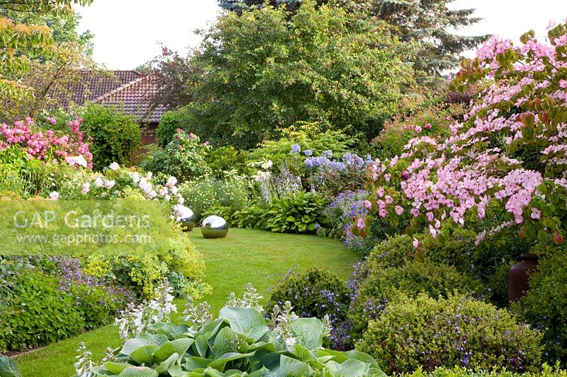 Garden with roses, perennials and shrubs 
