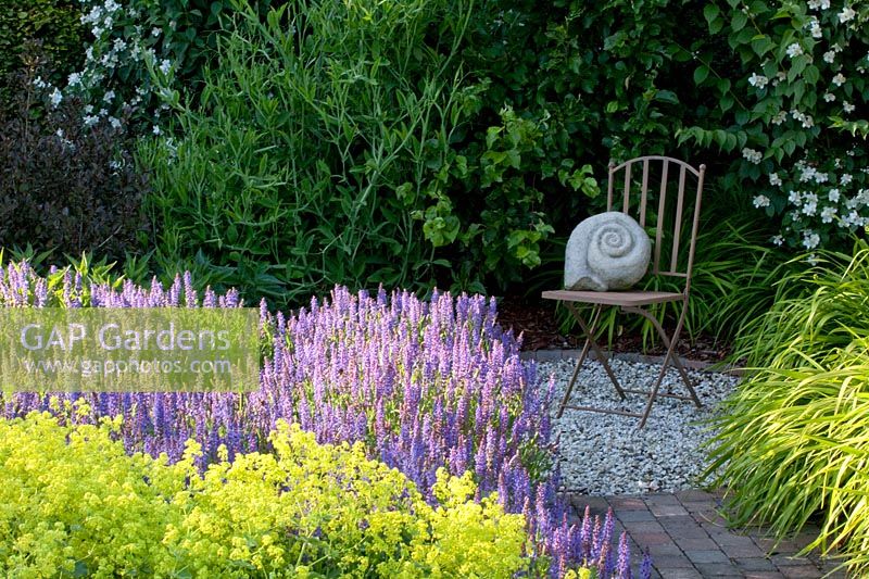 Seating area with perennials 
