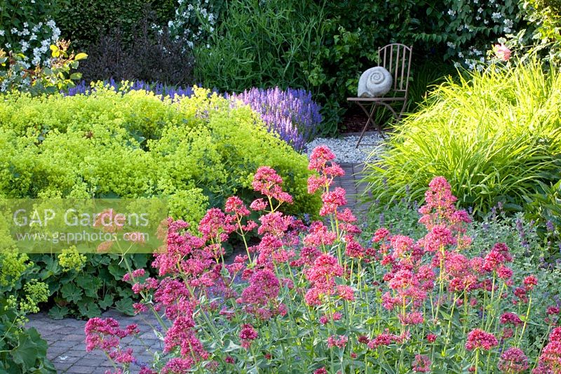 Seating area with perennials 