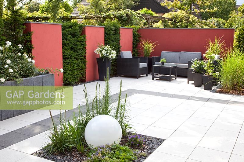 Modern garden with seating wall panels 