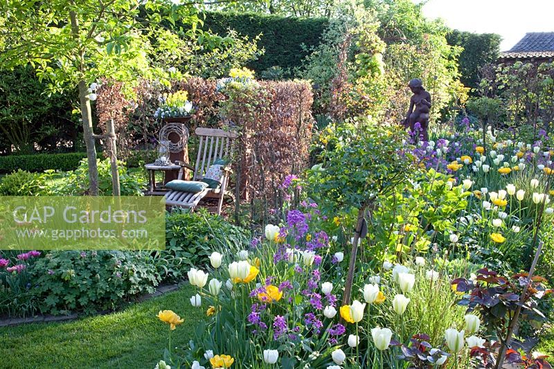 Seating in the garden, Tulipa Yellow Pomponette, Tulipa viridiflora Spring Green, Tulipa White Heart, Lunaria annua 