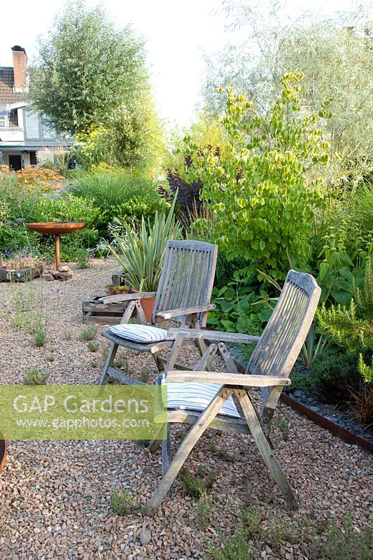 Seating gravel garden 