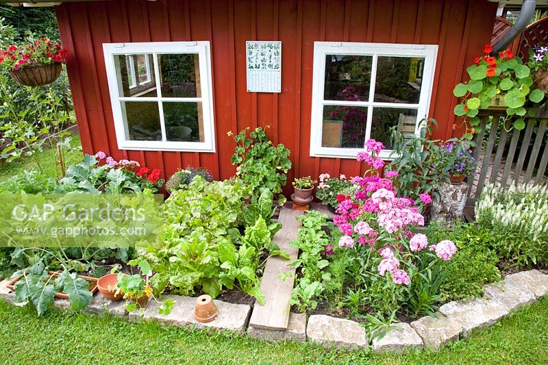 Garden house with vegetable patch 