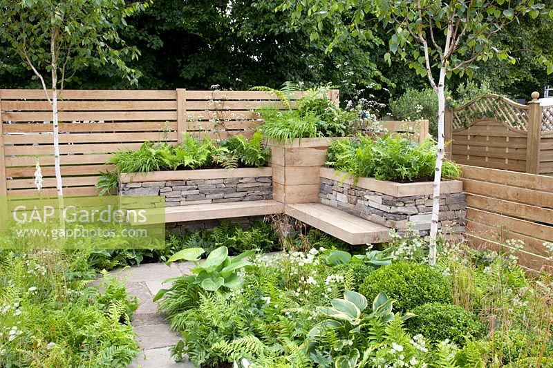 Raised beds with integrated bench 