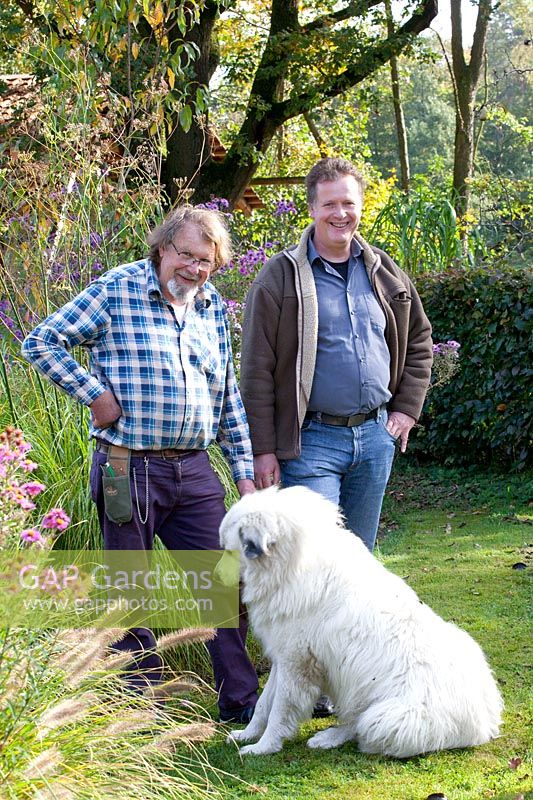 Garden owners Gisbert and Ralph Hüls with Pyrenean Mountain Dog Vito 