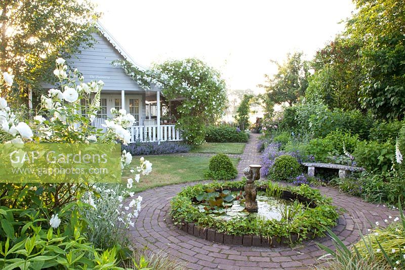 Romantic Garden, Rosa Bobby James, Rosa Snow White 