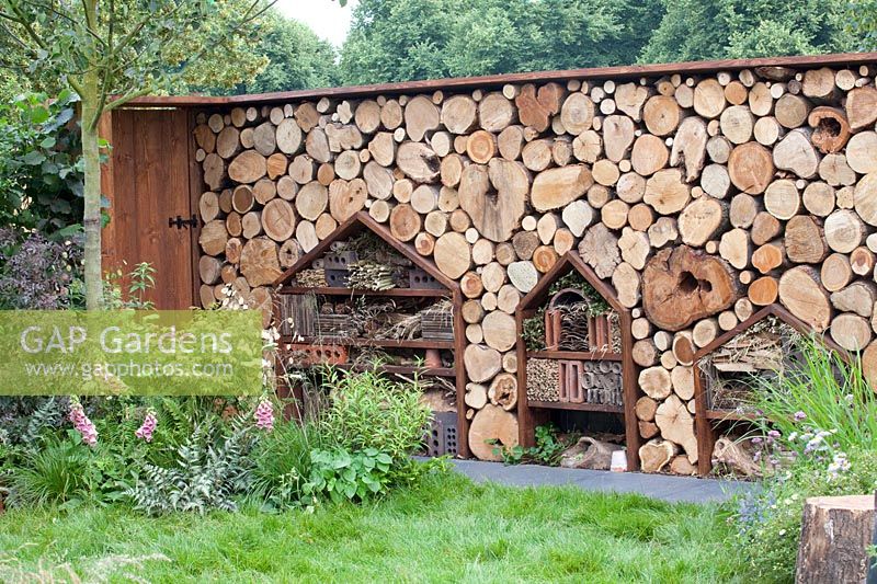 Privacy screen with integrated insect hotel 