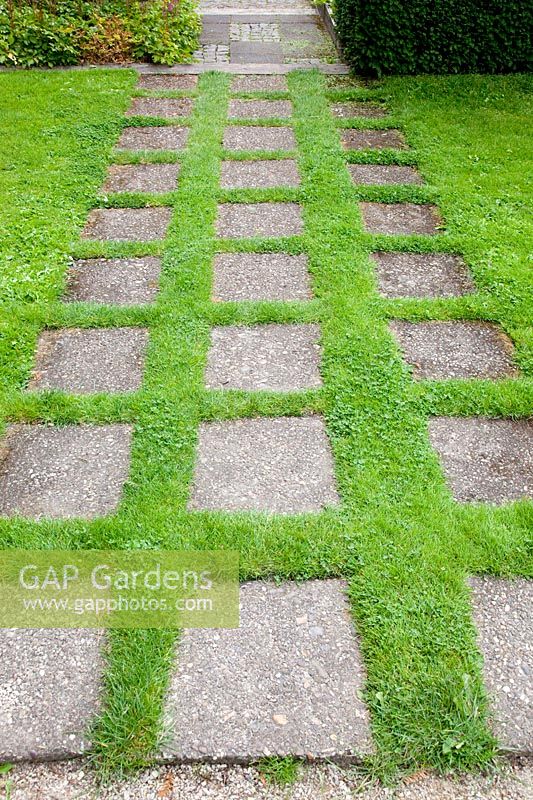 Lawn path with stepping stones 