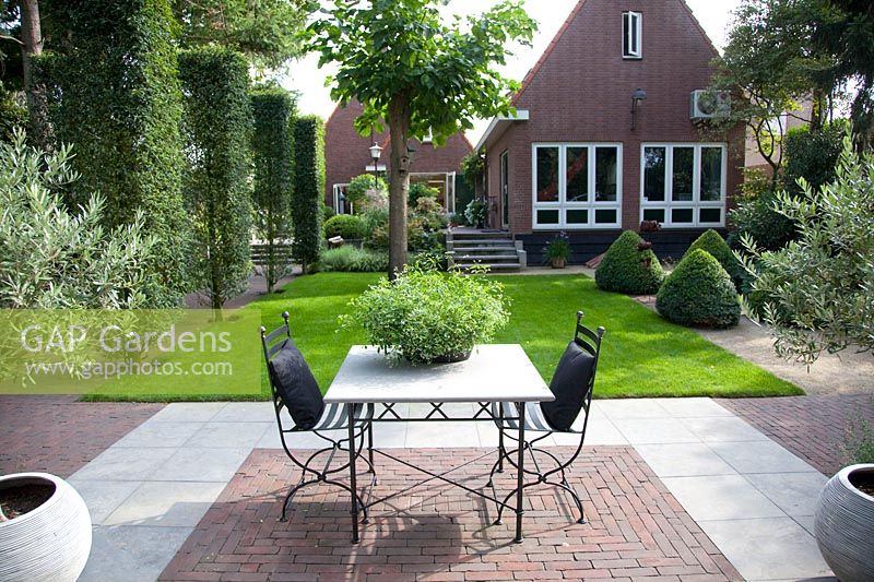 Seating garden with view of the house 